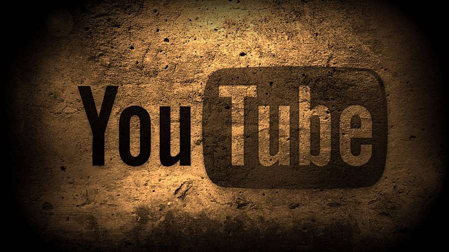Logotipo do YouTube em parede de concreto áspera com holofote e bordas escuras. — Capa do YouTube Papéis de Parede
