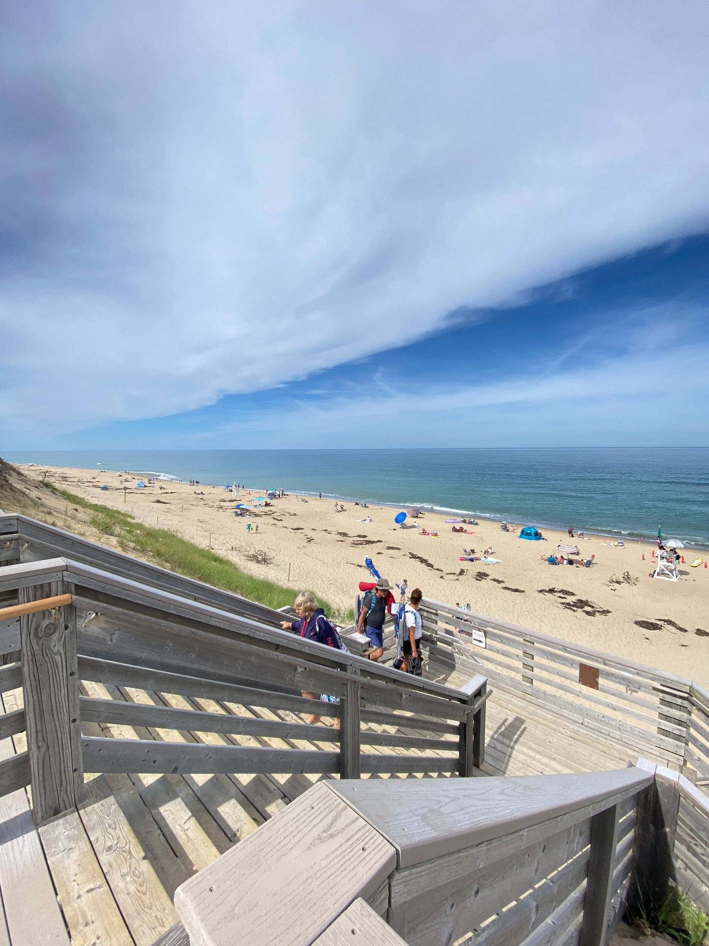 Trätrappor leder ner till en trång strand med hav och himmel. — Cape Cod bakgrund Bakgrundsbilder