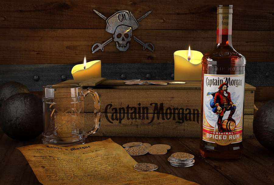 Captain Morgan Rumflasche mit Krug, Karte und Münzen auf Holztisch mit Kerzen und Piratenschädel. — Captain Morgan Wallpaper