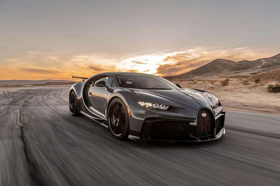 Gray Bugatti Chiron speeding on desert track at sunset. — Car Picture