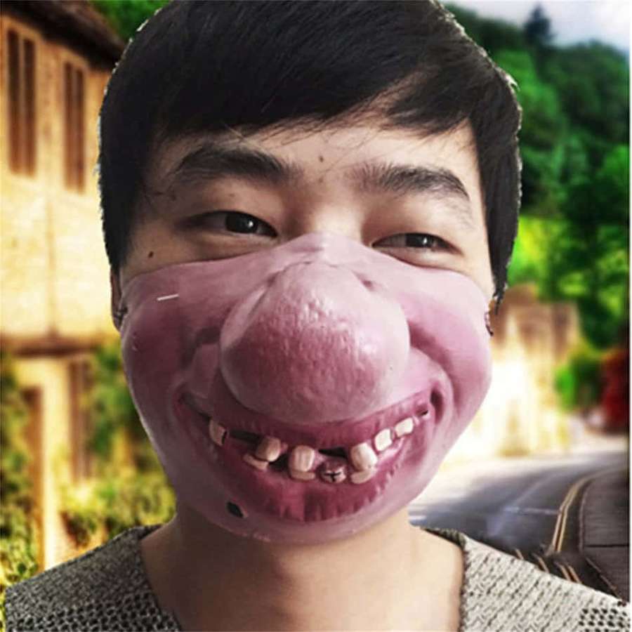 Pessoa usando uma máscara de palhaço rosa com características exageradas e dentes faltando. — Cara engraçada Papéis de Parede