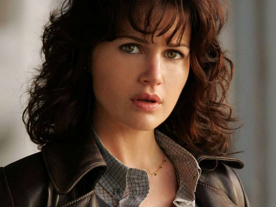 Woman with dark hair and green eyes wearing leather jacket and plaid shirt. — Carla Gugino Wallpaper