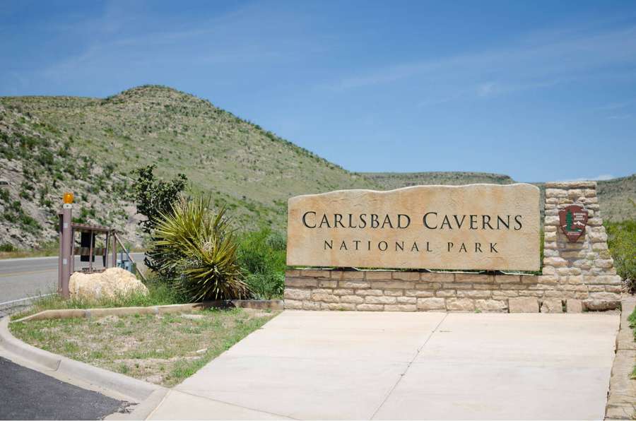 Carlsbad Caverns National Park entrance sign with hills and road. — Carlsbad Caverns Wallpaper