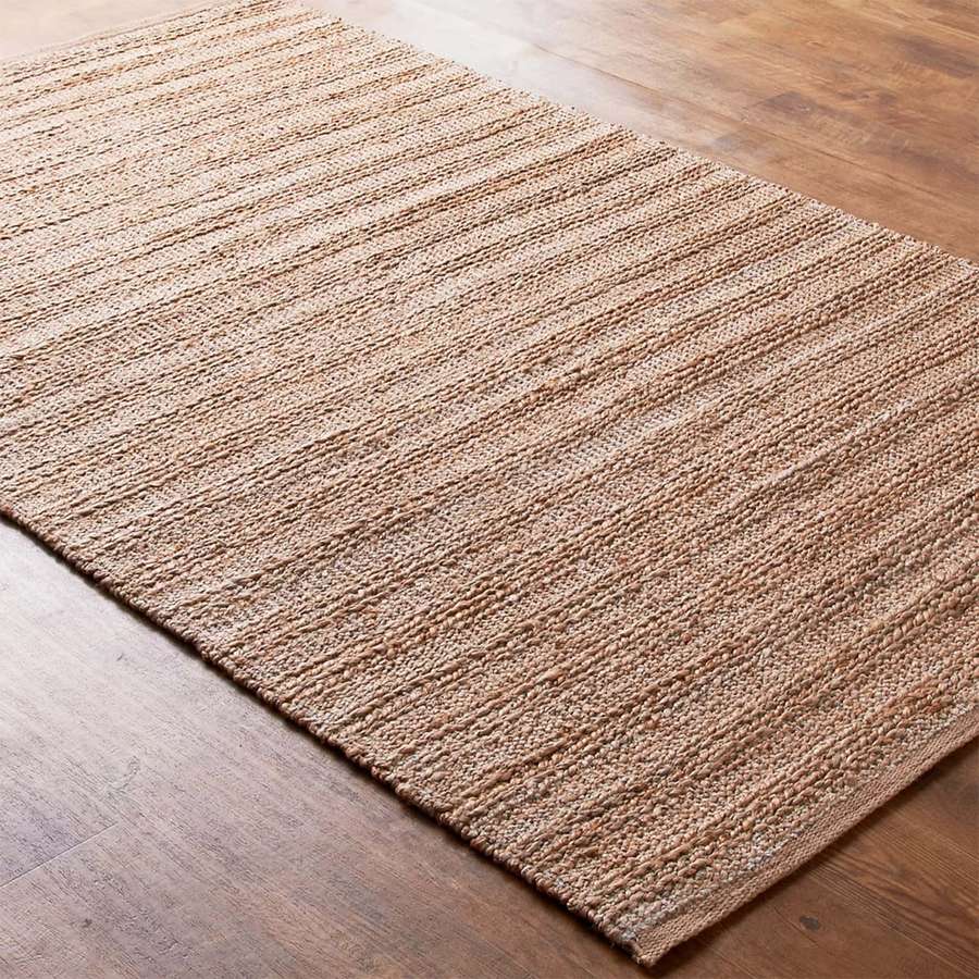 Beiger Webteppich auf Holzboden für die Inneneinrichtung. — Teppichtextur Bild Bilder