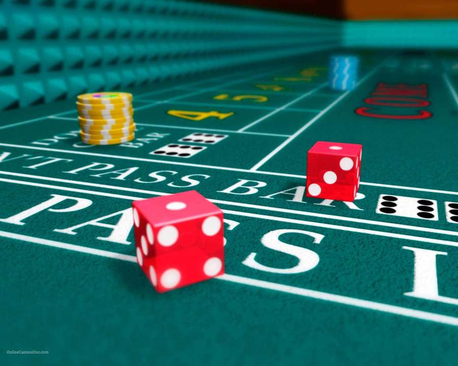 Dados rojos y fichas amarillas en una mesa verde de craps de casino. — Casino Fondos de pantalla