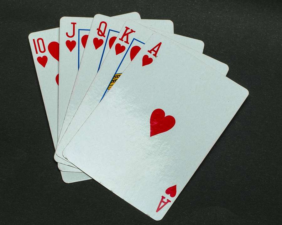 Straight flush de copas cartas de baralho em leque sobre superfície escura — Cassino Papéis de Parede