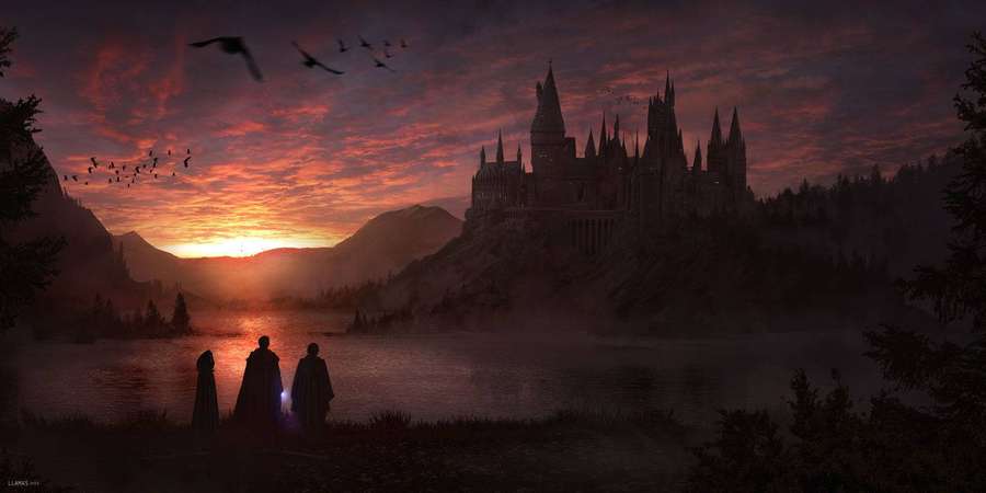 Três figuras de capa contemplam o castelo de Hogwarts ao pôr do sol sobre um lago nebuloso. — Castelo Papéis de Parede