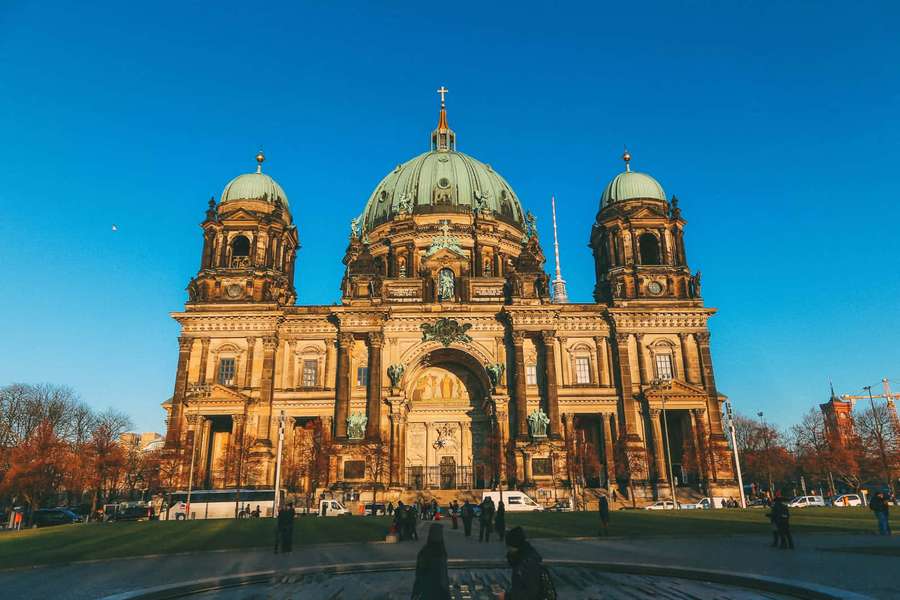 Catedral de Berlín con cúpulas verdes y fachada de piedra bajo cielo azul claro con personas cerca — Catedral de Berlín Fondos de pantalla