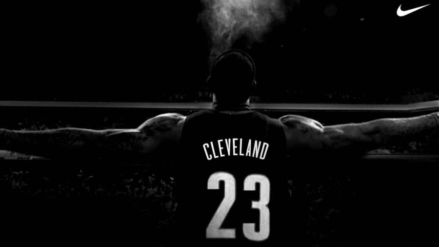Basketballspieler in Cleveland 23-Trikot mit ausgestreckten Armen auf dem Spielfeld mit aufsteigendem Rauch. — Cavaliers Bilder