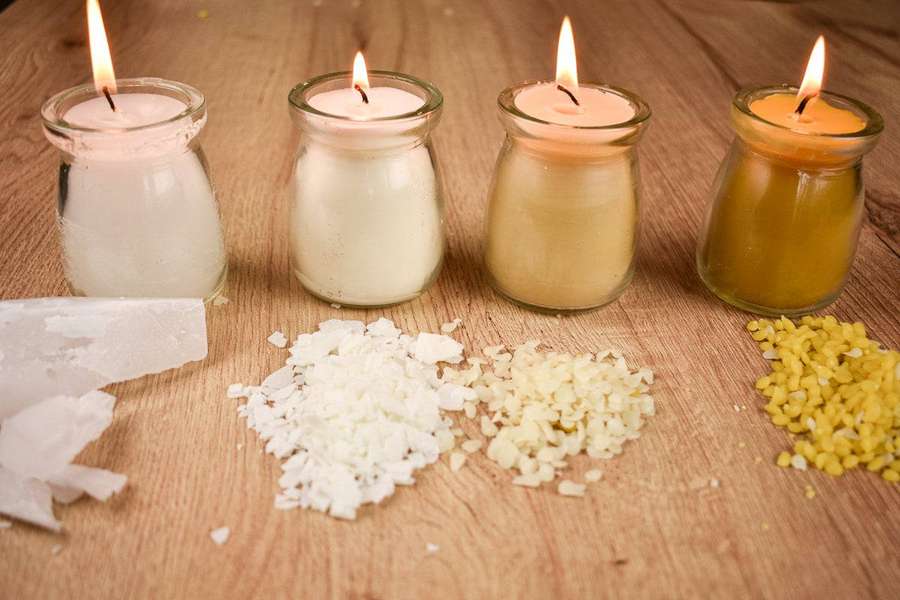 Cuatro velas encendidas en frascos de vidro con escamas de cera sobre madera. — Cera Fondos de pantalla