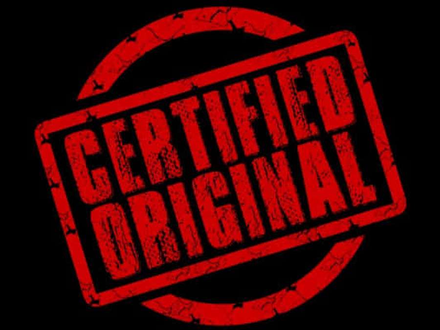 Punainen sertifioitu alkuperäinen leima mustalla taustalla kuluneella tekstuurilla. — Certified Taustakuvat