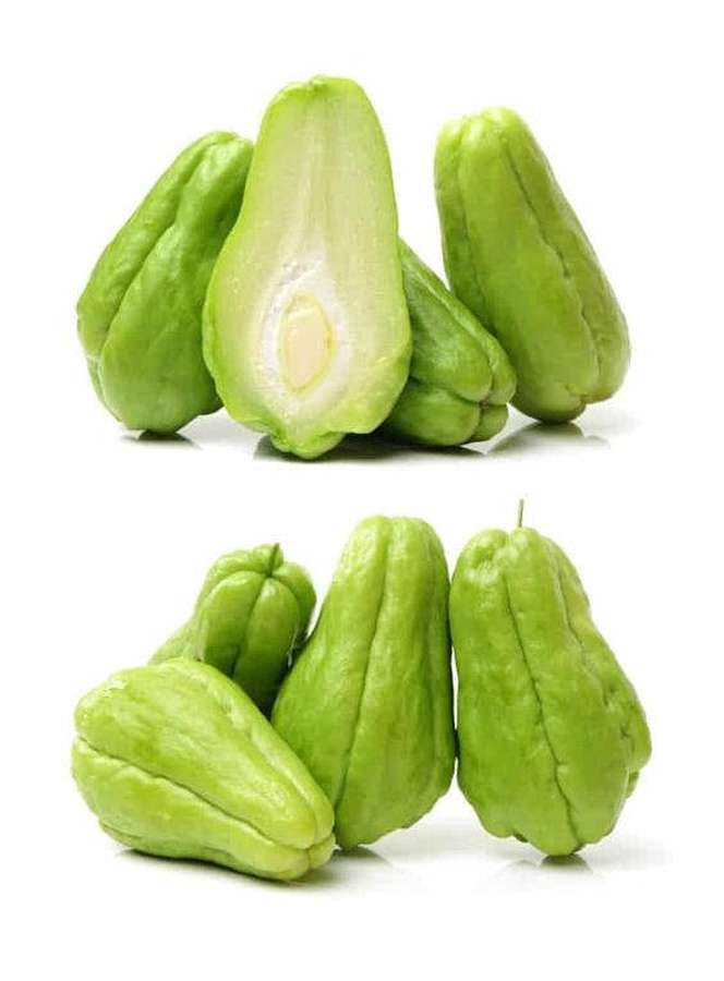 Frische grüne Chayote-Kürbis ganz und geschnitten auf weißem Hintergrund. — Chayote Bilder