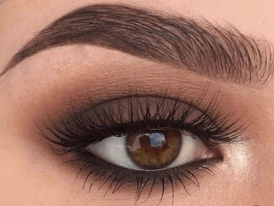 Primer plano de un ojo humano con pestañas largas y sombra de ojos marrón. — Chica de ojos marrones Fondos de pantalla