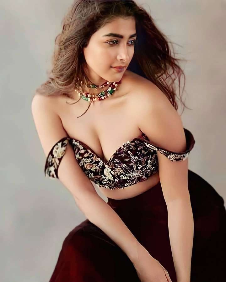 Una mujer con atuendo tradicional indio posa en un estudio. — Chica india Fondos de pantalla