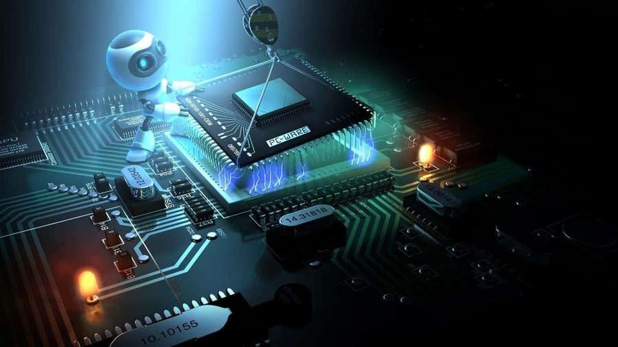 Ein kleiner Roboter inspiziert einen leuchtenden Mikrochip auf einer Leiterplatte mit Neonlicht. — Chip Hintergrundbild