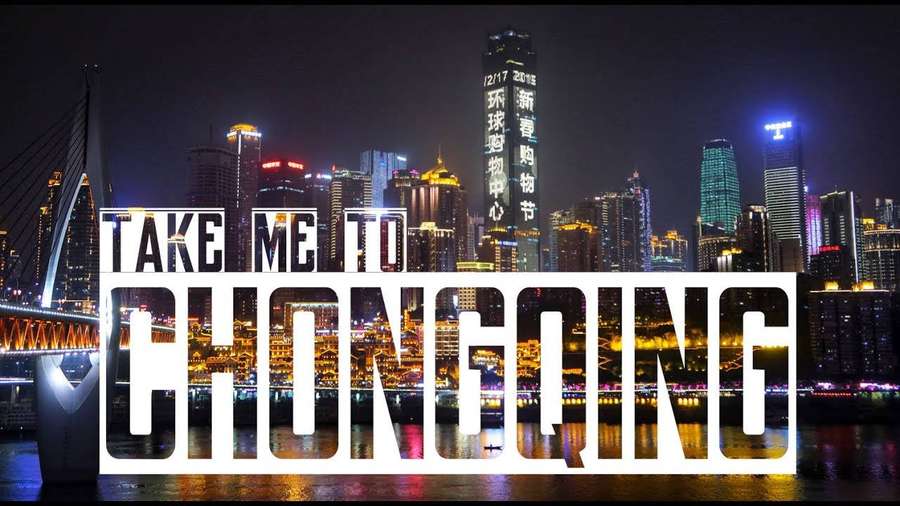 Vista noturna do horizonte de Chongqing com edifícios iluminados e ponte sobre a água com grande sobreposição de texto. — Chongqing Papéis de Parede