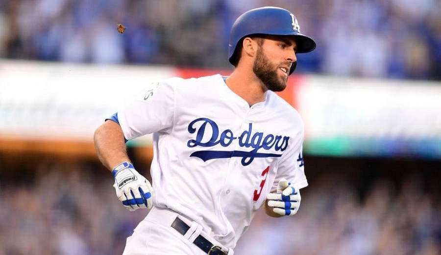 Baseball player running in Dodgers uniform during daytime game. — Chris Taylor Wallpaper