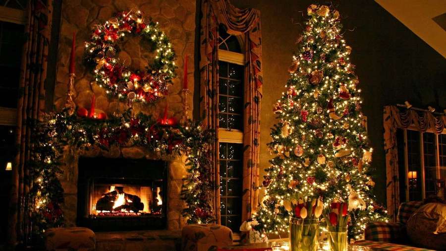 Cozy fireplace and decorated Christmas tree in a warmly lit living room. — Christmas Fireplace Background