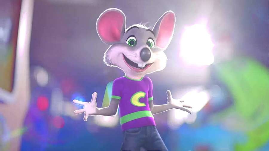 Seekor tikus kartun tersenyum dengan kemeja ungu berpinggiran hijau dan huruf 'C' hijau di atasnya. — Chuck E Cheese Wallpaper