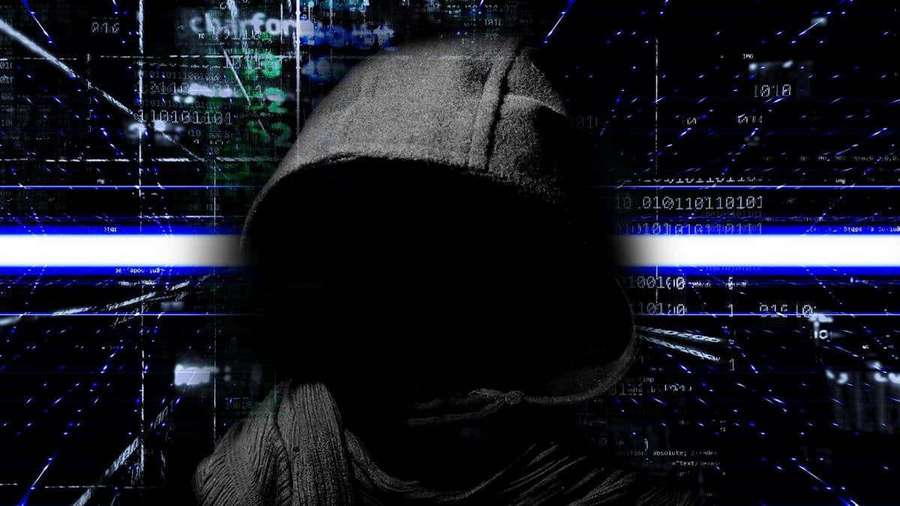 Figura anónima encapuchada en el ciberespacio digital con código flotante. — Ciberseguridad Fondos de pantalla