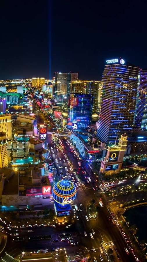 Las Vegas Strip à noite com luzes brilhantes e carros em movimento. — Cidade americana Papéis de Parede