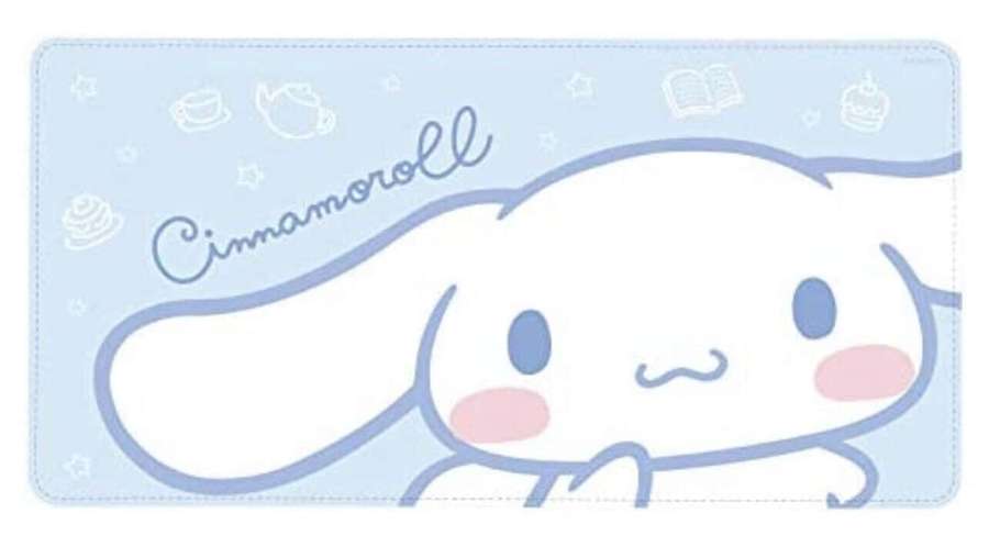 Cinnamoroll-Cartoonfigur auf einem blauen Mauspad mit Tee-, Buch- und Kuchensymbolen — Cinnamoroll Notebook Wallpaper