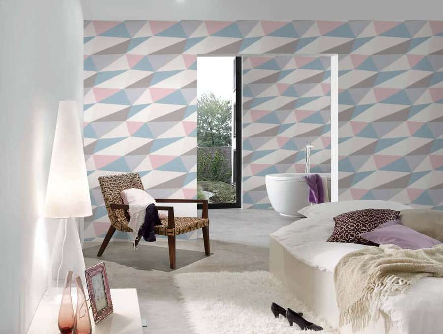 Quarto moderno com papel de parede geométrico e vista do jardim através da porta de vidro. — Cinza e rosa Papéis de Parede
