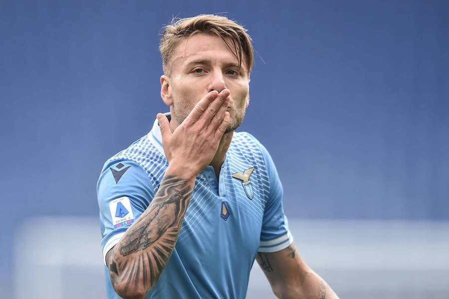 Fußballspieler wirft Kuss an Fans im Stadion — Ciro Immobile Wallpaper
