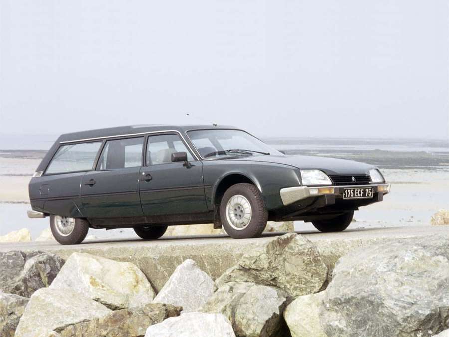 Camioneta Citroën CX vintage verde oscuro estacionada en rocas costeras cerca del mar. — Citroen Cx Fondos de pantalla