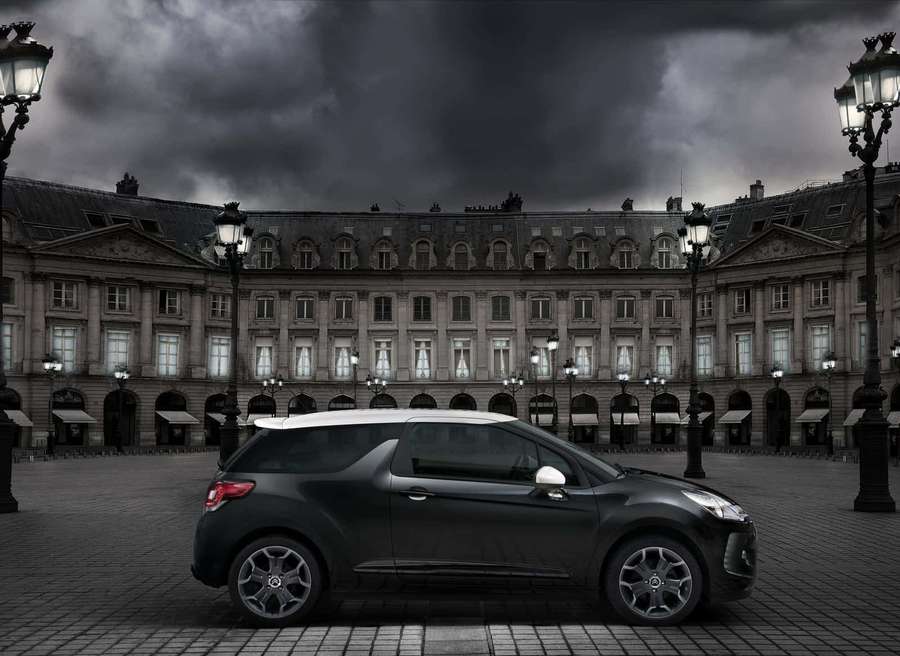Black car with white roof parked in a historic square under dark stormy sky. — Citroen Ds3 Wallpaper