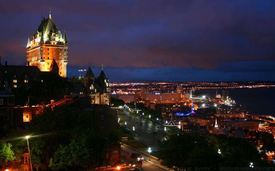 Horizonte de la ciudad de Quebec de noche con Château Frontenac iluminado contra un cielo oscuro. — Ciudad de Quebec Fondos de pantalla