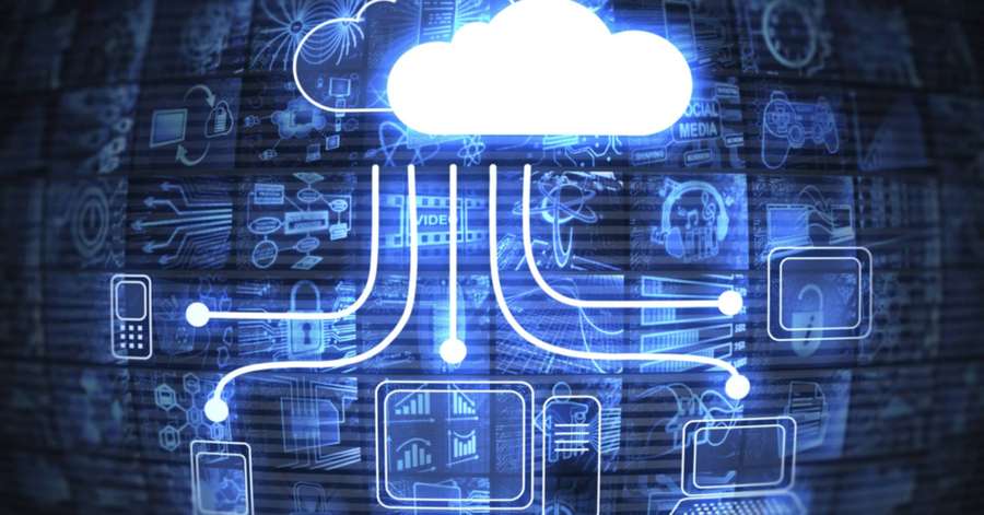 Digitales Cloud-Netzwerk, das verschiedene technische Geräte und Symbole in blauem Licht verbindet. — Cloud speicher Wallpaper