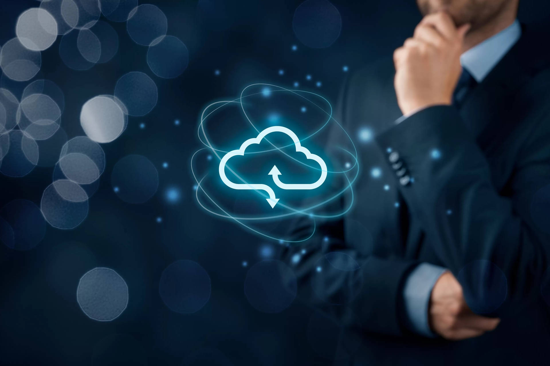 Man i kostym som tänker på molnuppladdningssymbol i digitalt utrymme. — Cloud Storage bakgrund Bakgrundsbilder