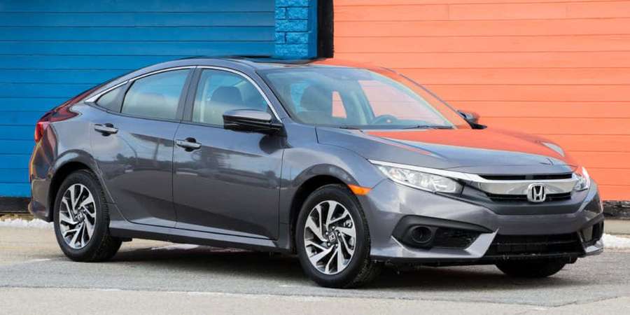 Sedán Honda Civic gris estacionado contra una pared colorida azul y naranja. — Coche compacto Fondos de pantalla
