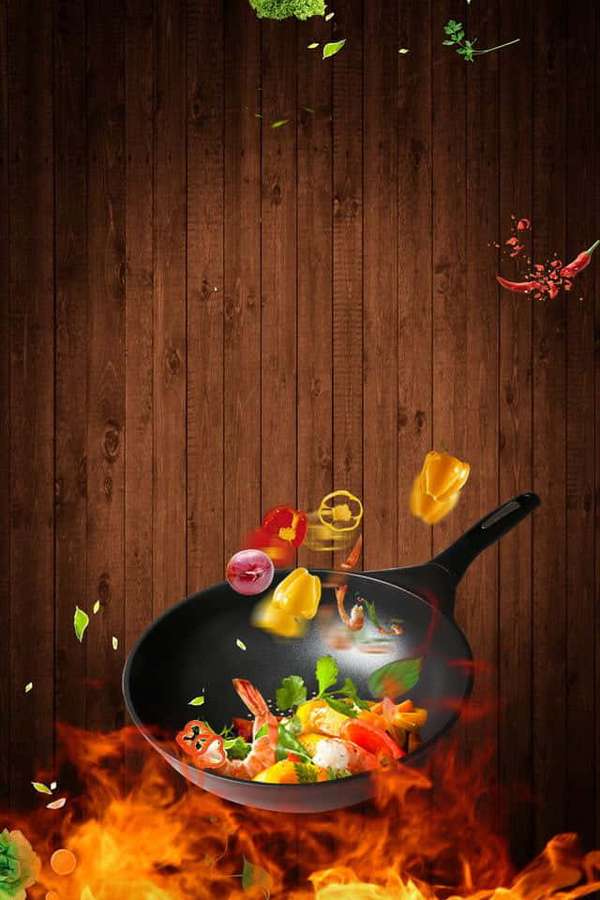 Un wok con camarones y verduras cocinándose sobre llamas en una superficie de madera. — Cocina Fondos de pantalla