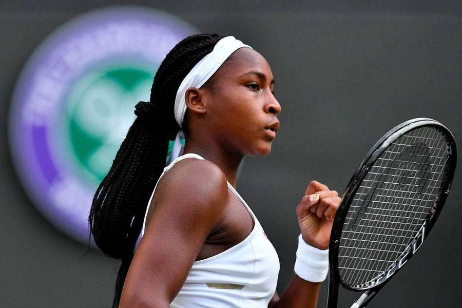 Tennisspielerin in weißem Outfit hält Schläger während eines Matches in Wimbledon. — Coco Gauff Bilder
