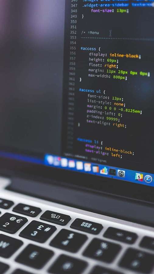 Teclado de laptop com código CSS na tela — Código iPhone Papéis de Parede