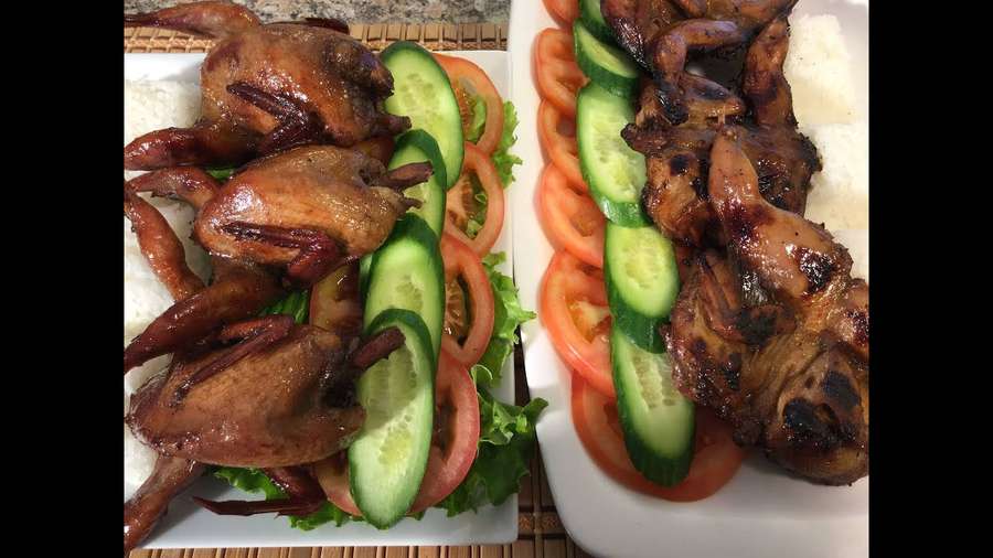 Espetos de codorna grelhados servidos com arroz, tomate, pepino e alface. — Codorna Papéis de Parede