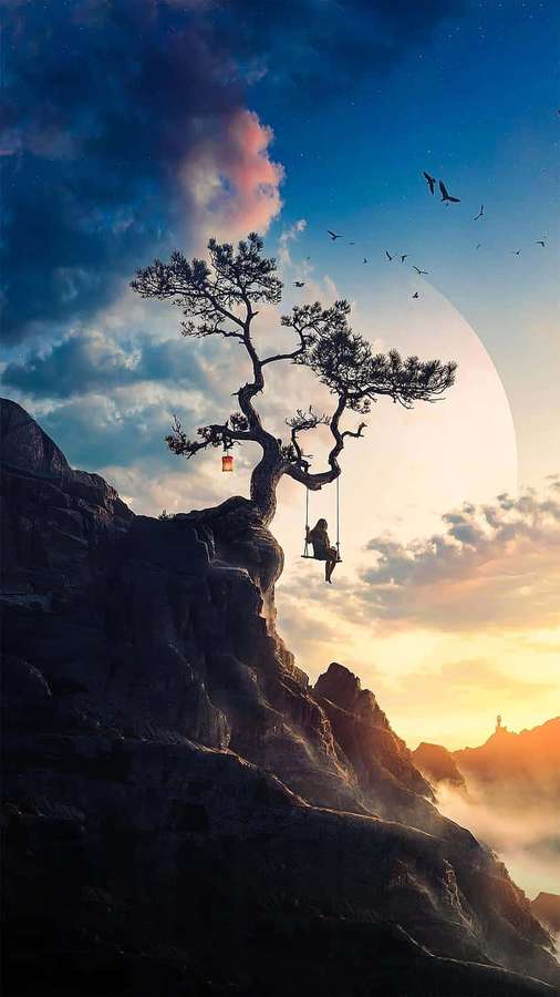 Persona en columpio bajo árbol en acantilado al atardecer con luna saliendo detrás de montañas — Colina Fondos de pantalla