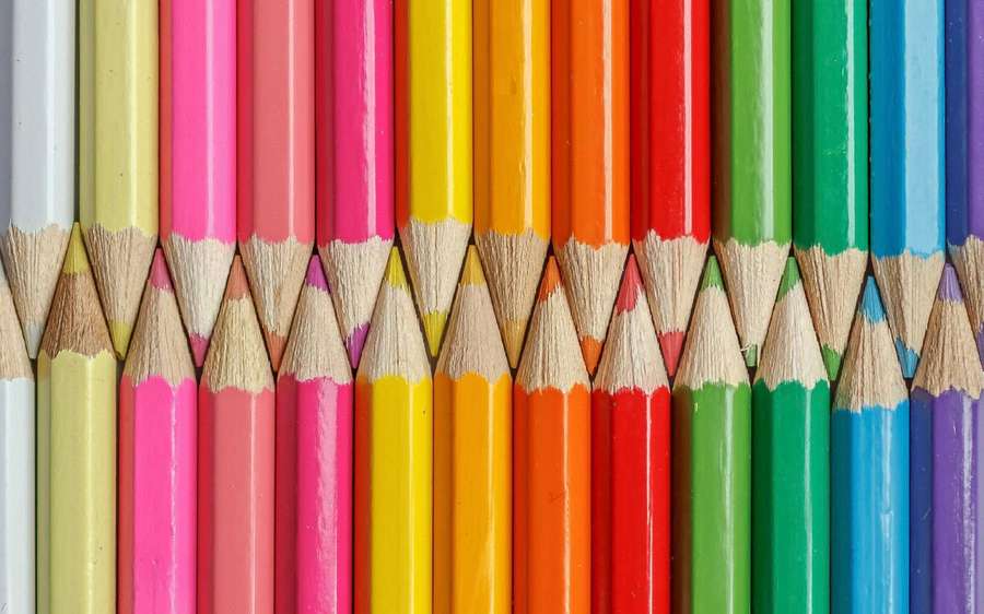 Rangée de crayons de couleur taillés en couleurs arc-en-ciel — Color Fonds d'écran