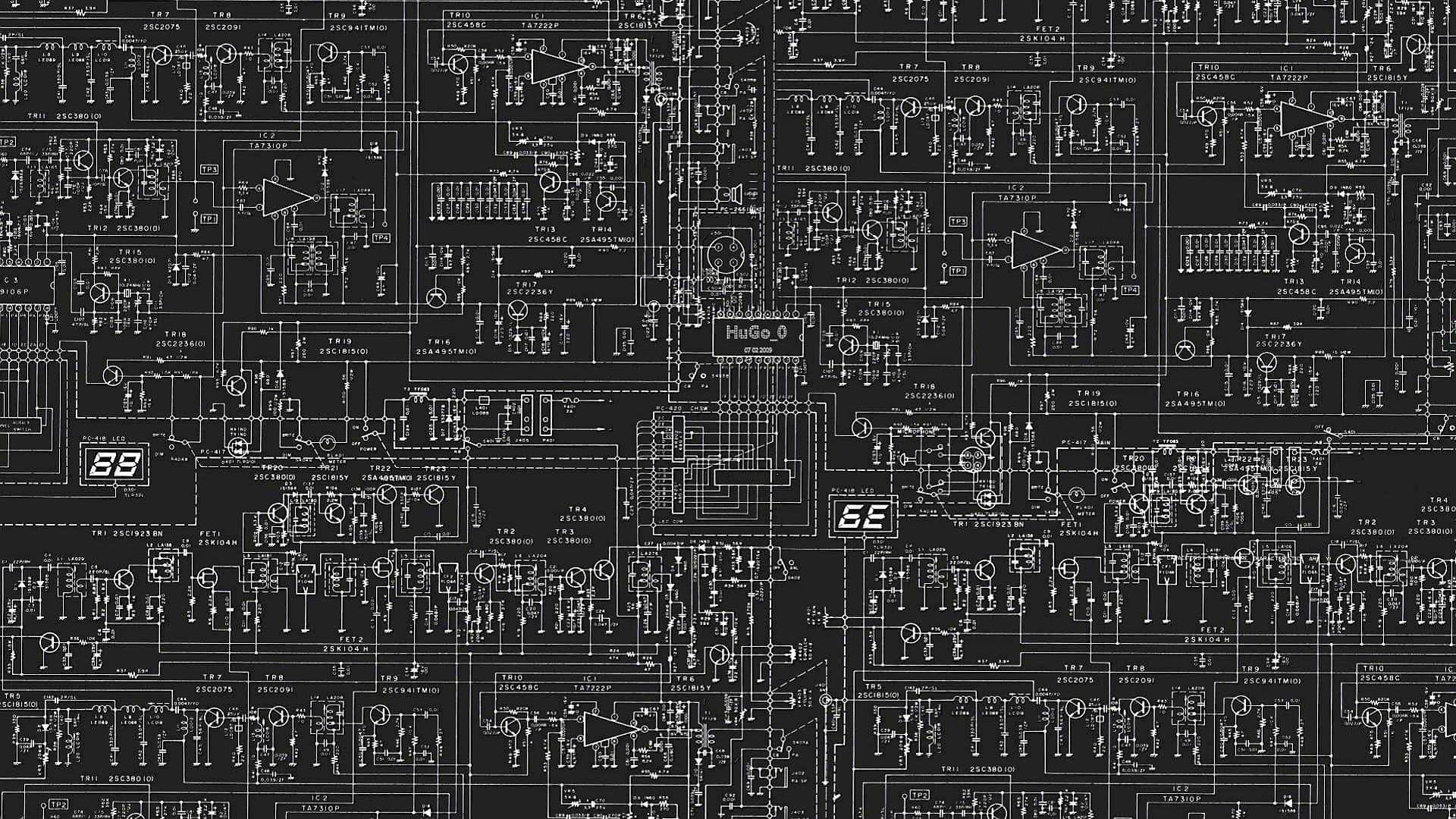 Musta tausta valkoisilla elektronisilla piirikaaviokuvioilla ja teksteillä. — Tietojenkäsittelytiede Taustakuvat