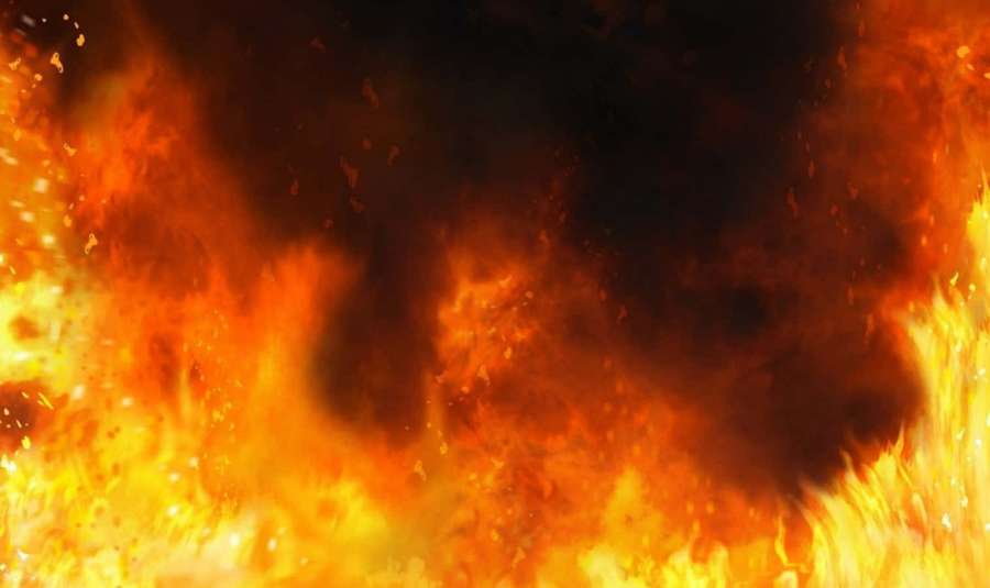 Lebendige Flammen und Rauch in einer feurigen Explosion — Cool Fire Bilder