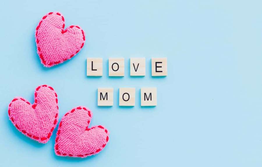 Drie roze harten en houten blokken die lieve mam spellen op blauwe achtergrond — Cool Mom Achtergronden