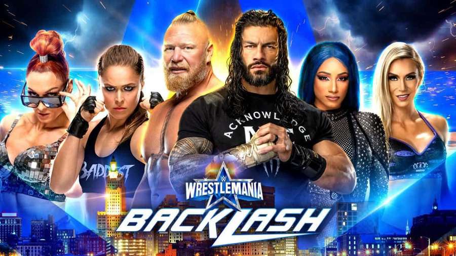 Kuusi WWE-painijaa taisteluasennoissa neonvalaistun kaupungin yllä yöllä. — Cool WWE Taustakuvat
