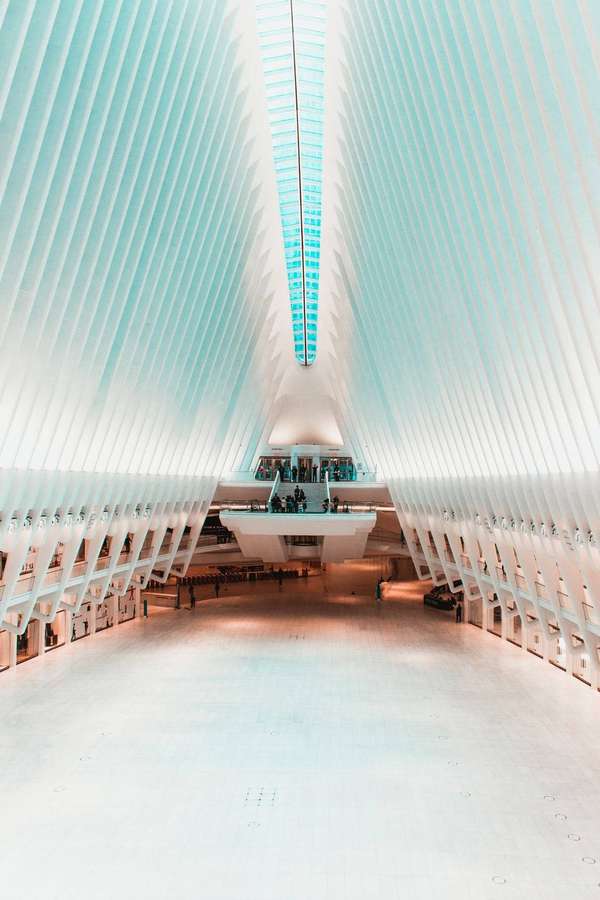 Großer moderner Bahnhof mit weißen Rippendecken und blauem Oberlicht. — Coole Ästhetik Wallpaper