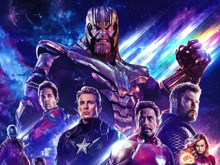 Avengers stehen Thanos in einer kosmischen Schlachtszene gegenüber. — Coole Avengers Wallpaper