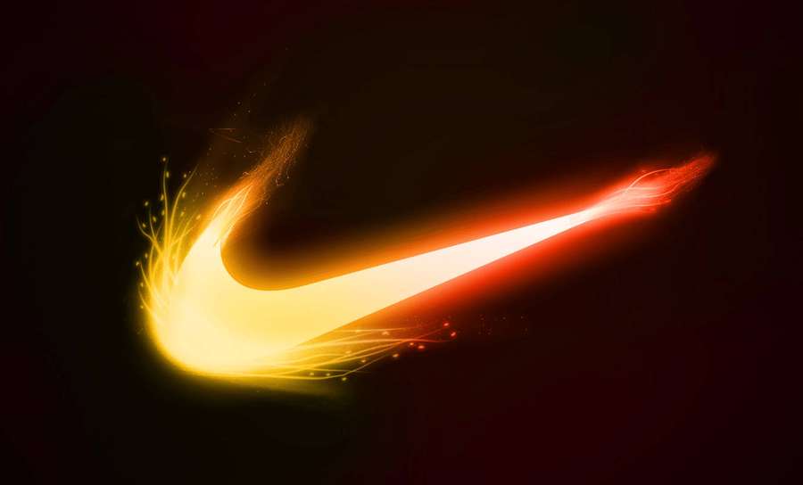 Leuchtender Nike-Swoosh mit feurigen Lichtspuren vor dunklem Hintergrund. — Cooler Nike Wallpaper