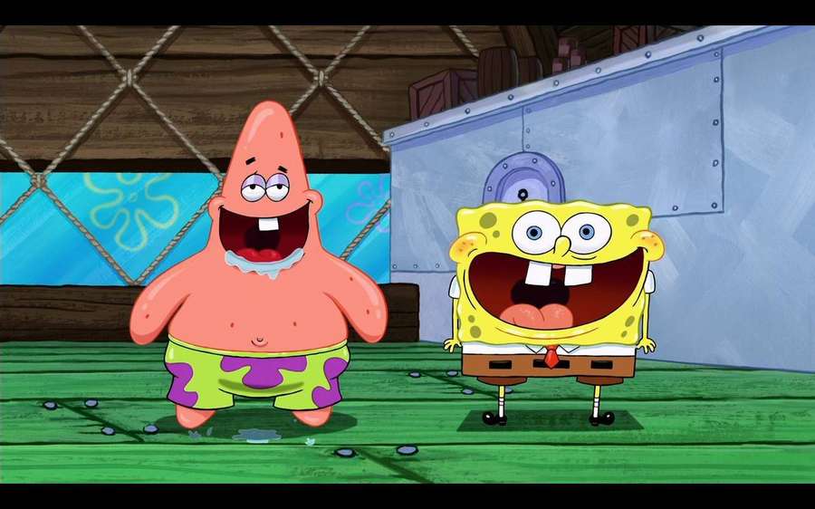 SpongeBob und Patrick lächeln in einer Holzhütte. — Cooler Spongebob Wallpaper