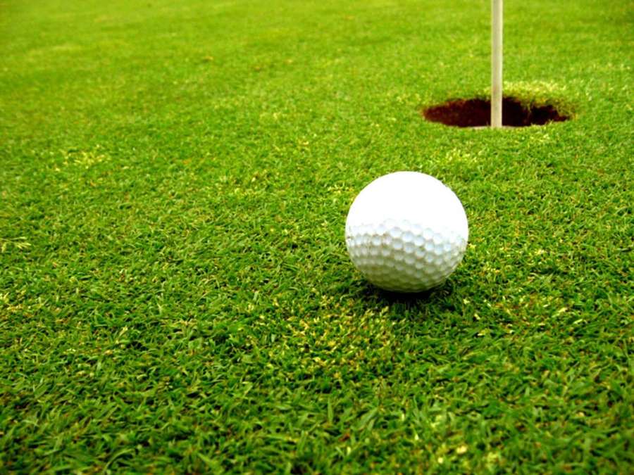 Golfball in der Nähe des Lochs auf grünem Gras — Cooles Golf Wallpaper