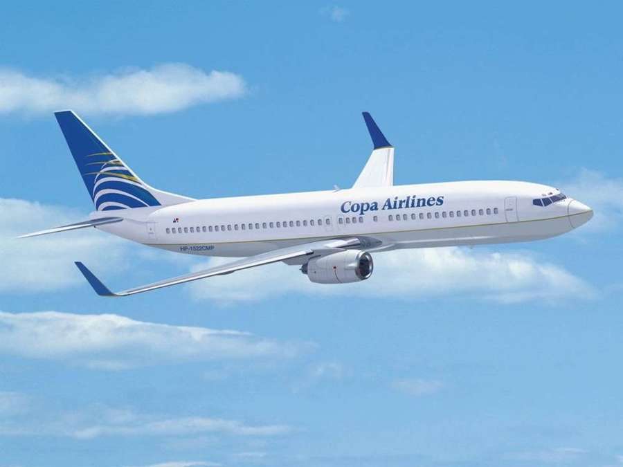 Copa Airlines Flugzeug fliegt in klarem blauen Himmel mit Wolken — Copa Airlines Bilder